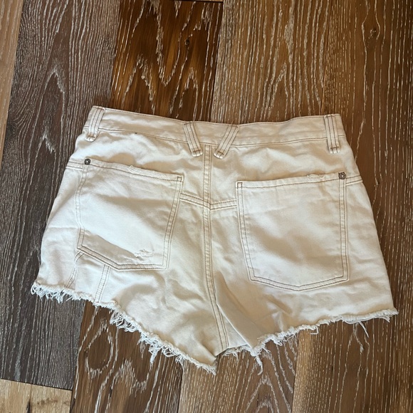 FREE PEOPLE
NOW OR NEVER DENIM SHORTS IN ECRU - Picture 10 of 13